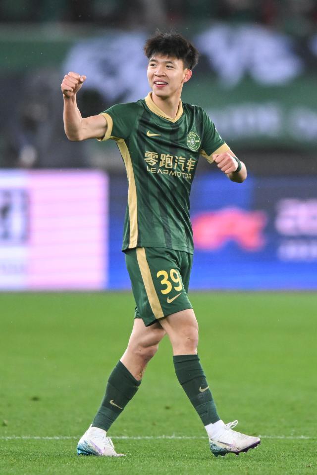 （体育）（2）足球——中超：浙江俱乐部绿城胜武汉三镇XxjpseC007191_20250328_PEPFN0A001.jpg